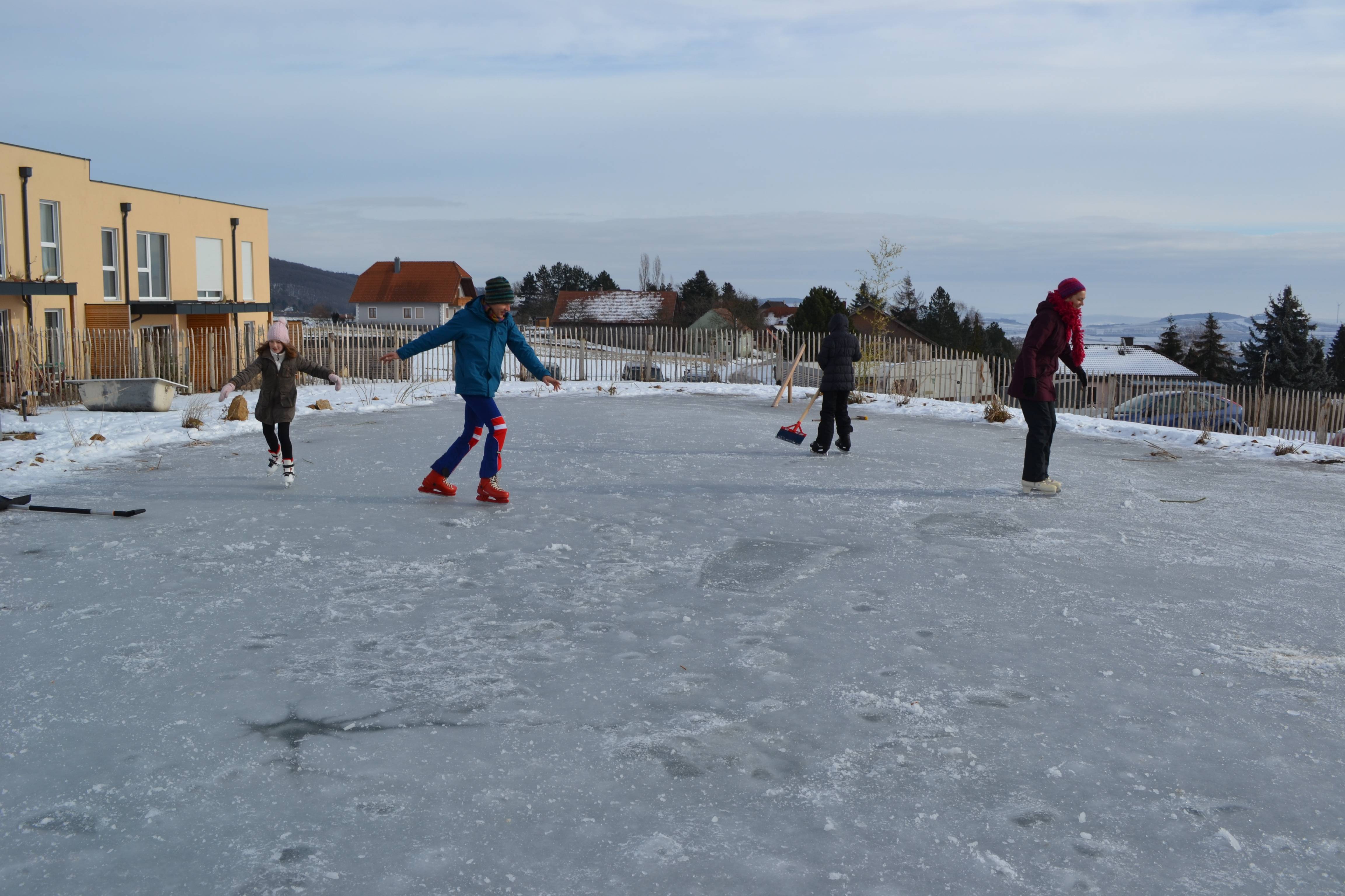 Read more about the article Wir bauen einen Teich 9/… Eislaufen juchuui